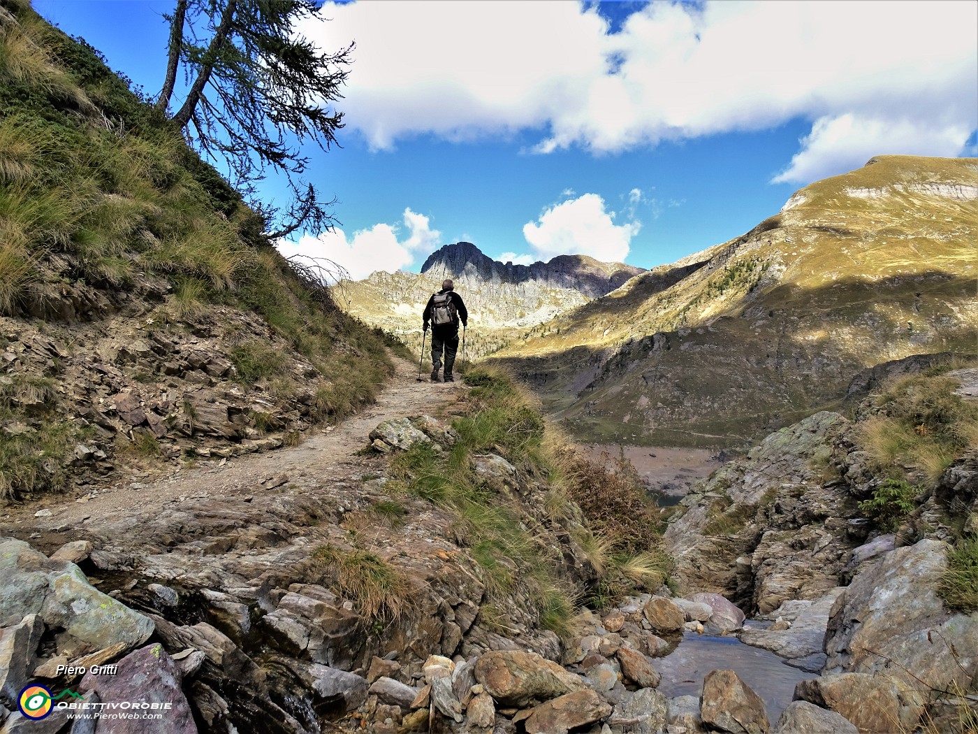 39 Sul sent. 216 con vista sul Pizzo del Becco.JPG